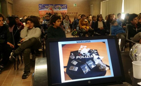 La Polizia di Stato nelle scuole per parlare degli stupefacenti